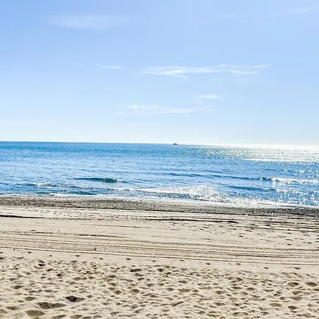 Casa Lola - Beachfront, Sea View & Parking Apartment
